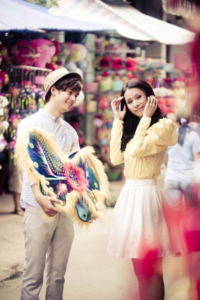 Th&aacute;i H&agrave; v&agrave; Ph&uacute;c Vinh dạo phố đ&egrave;n lồng